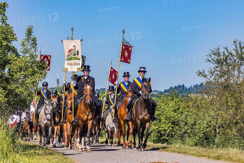 Blutritt in Oberschwaben. Rund 1800 Reiter und (seit 2022 auch) Reiterinnen in Frack und Zylinder ziehen zur Verehrung der Heilig-Blut-Reliquie durch Stadt und Flur. Der Blutritt in Weingarten gilt als größte Reiterprozession Europas. Weingarten, Baden-Württemberg, Deutschland