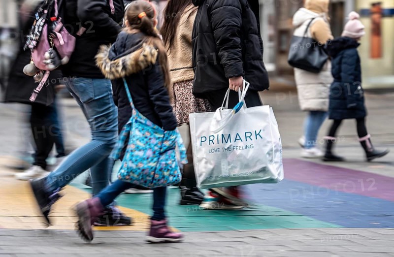 Pedestrian zone, passers-by hurrying, shopping between the years, exchanging, shopping bags, Kettwiger Straße, Essen, North Rhine-Westphalia, Germany
