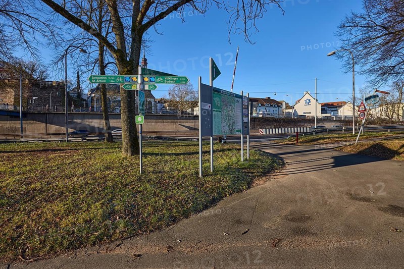 Signpost cycle paths, Saar cycle path, Saarland cycle path, VeloRoute SaarLorLux, general architecture, trees, blue sky, cloudless, motorway A620, Saarbrücken, state capital, regional association Saarbrücken, Saarland, Germany