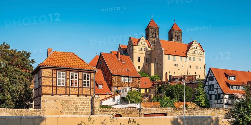 The Schlossberg with the collegiate church of St. Servatii and the Renaissance castle above the half-timbered houses in the historic old town, UNESCO World Heritage Site, Quedlinburg, Saxony-Anhalt, Germany