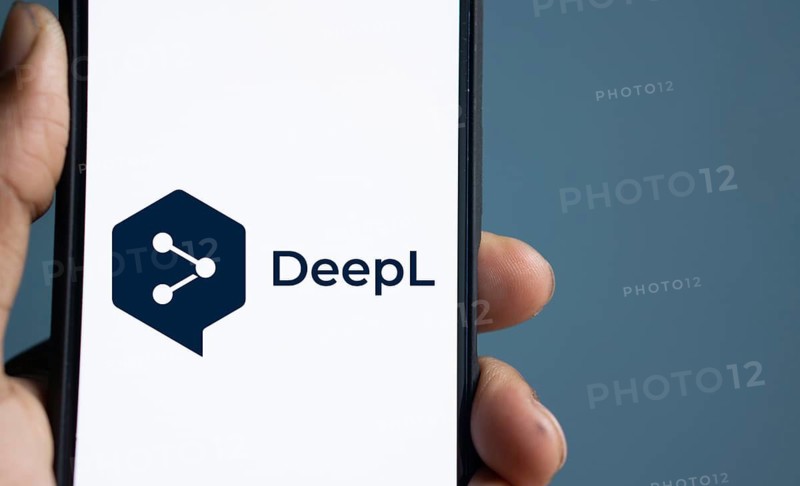 deepl logo is displayed on smartphone