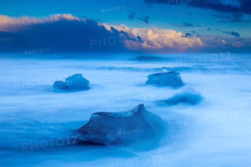 Ice chunks on black beach, lava beach, glacier ice, sea, sunset, winter, Diamond Beach (Breiðamerkursandur), Iceland, Scandinavia
