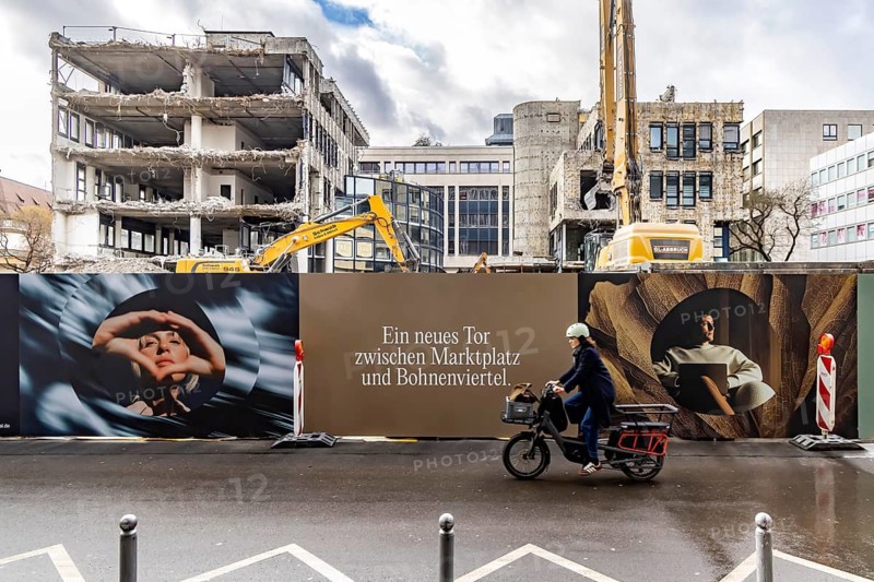 Demolition work at Swabenzentrum Stuttgart. The building is partially demolished. The property, built between 1978 and 1985, gives way to the new CENTRAL ONE complex, which is due to open at the end of 2028. Stuttgart, Baden-Württemberg, Germany