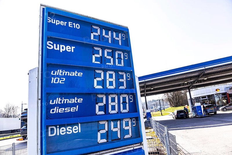 War in the Middle East is causing oil prices to rise. Refueling is becoming more expensive. At the Sindelfinger Wald motorway filling station near Stuttgart, the liter of super already costs over 2.50 euros on March 5, 2026. Sindelfingen, Baden-Württemberg, Germany
