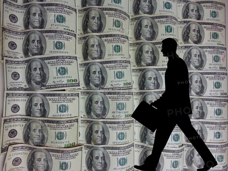 Symbolic image for stock market, Bitcoin, banker offers Bitcoin, bull and bear, rising and falling prices, New York Stock Exchange, dollar reserve currency in question, President Trump with erratic policies, Ukraine and Iran war, consequences of world economy, stock trading, world crisis, money, finances, stock market crash, performance, securities, speculation, greed, price fall, Brexit, euro crisis, economic development, stock market crash, inflation, money transactions, international stock exchanges, economic policy, financial policy