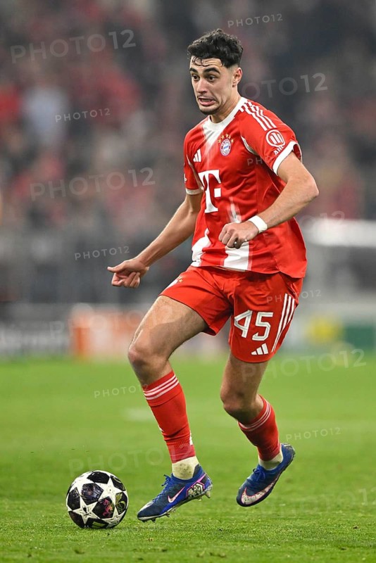 Aleksandar Pavlovic FC Bayern Munich FCB (45) Action on the ball Football UEFA Champions League CL Allianz Arena, Munich, Bavaria, Germany
