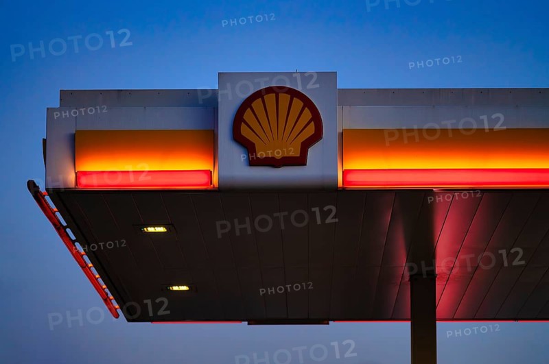 Logo, SHELL gas station, blue hour, Fellbach, Baden-Württemberg, Germany