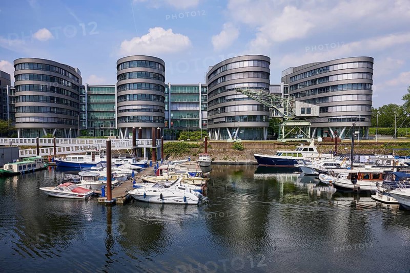 Five Boats office building by architect Sir Nicholas Grimshaw & Partners and the marina in the inner harbour of Duisburg, Ruhr district, independent city, North Rhine-Westphalia, Germany