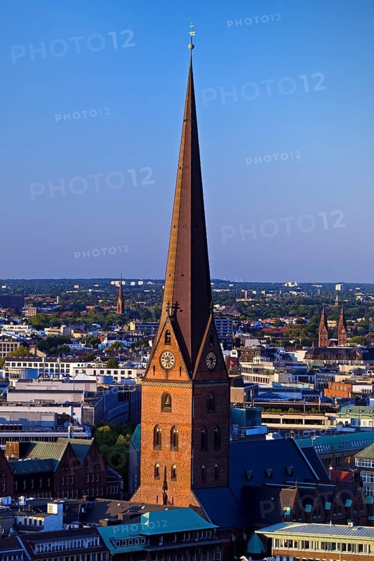 Stadtansicht von oben mit der Hauptkirche St. Petri, Hamburg, Deutschland