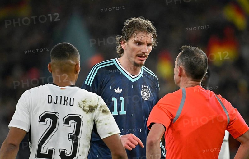 Referee Stuart Attwell in discussion with Nick Woltemade GER (11) Alexander Djiku GHA (23) Football DFB International match Germany GER vs Ghana GHA Friendly match Test match MHPArena, MHP Arena Stuttgart, Baden-Württemberg, Germany