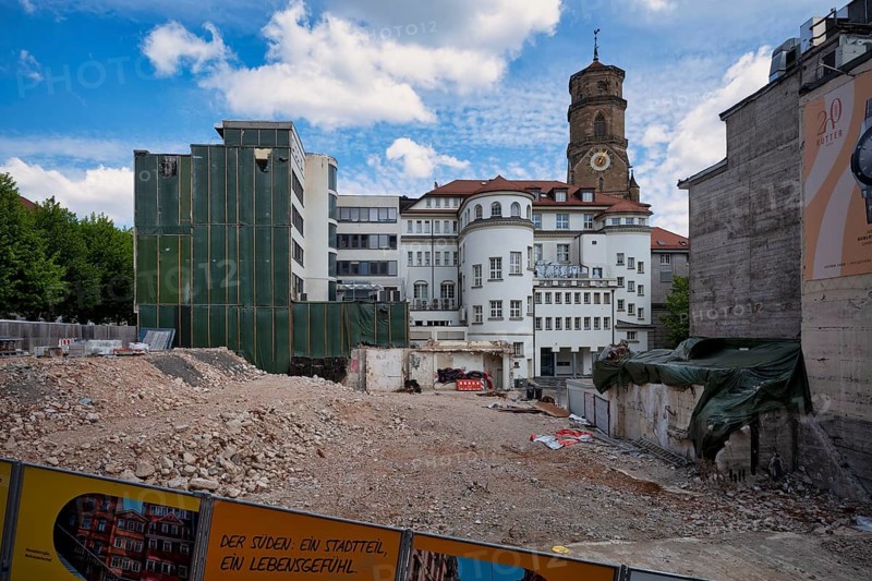 Construction site, construction fence, controversial construction project of René Benko's insolvent Signa company, logo, ongoing insolvency proceedings, ZWEIHOCHFÜNF agency, former Galeria Kaufhof, Königsstrasse, Schulstrasse, collegiate church, Stuttgart, Baden-Württemberg, Germany