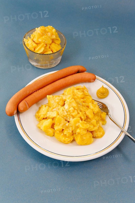 Swabian cuisine, potato salad with string sausages, Wienerle, Wiener sausages, thin boiled sausage, horseradish sausage, Frankfurter sausage, savoury, salty, typical Swabian, typical Christmas dinner, quick cuisine for Christmas Eve, home cooking, glass bowl, salad plate, mustard, plate, fork, traditional cuisine, food photography, studio, Germany