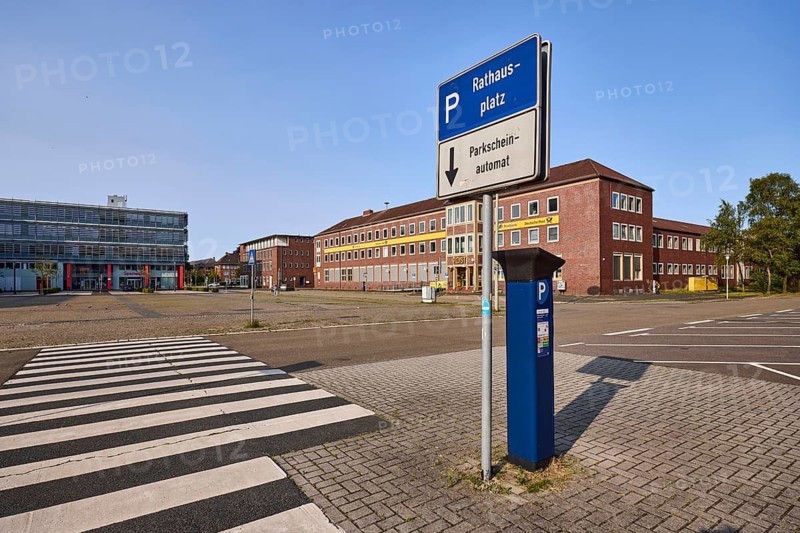 Signpost to car park, parking ticket machine, zebra crossing, brick architecture, tree, blue cloudless sky, Paul-Hug-Straße and town hall square, Wilhelmshaven, independent city, Lower Saxony, Germany