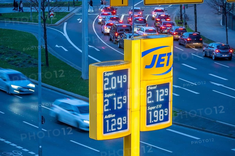 Gas station, high fuel prices due to the war in the Middle East, display board, jet gas station at Berliner Platz in Essen, North Rhine-Westphalia, Germany