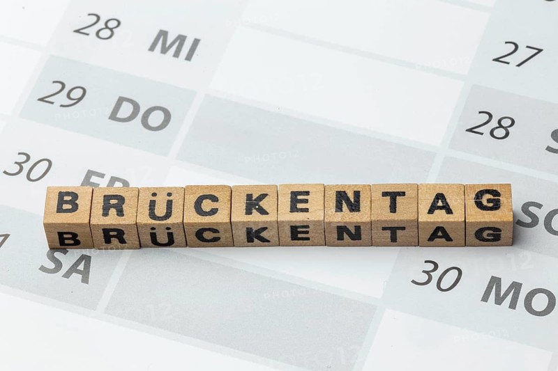 Bridge day symbol image: Letter cubes on a calendar show the word BRÜCKENTAG (bridge day)