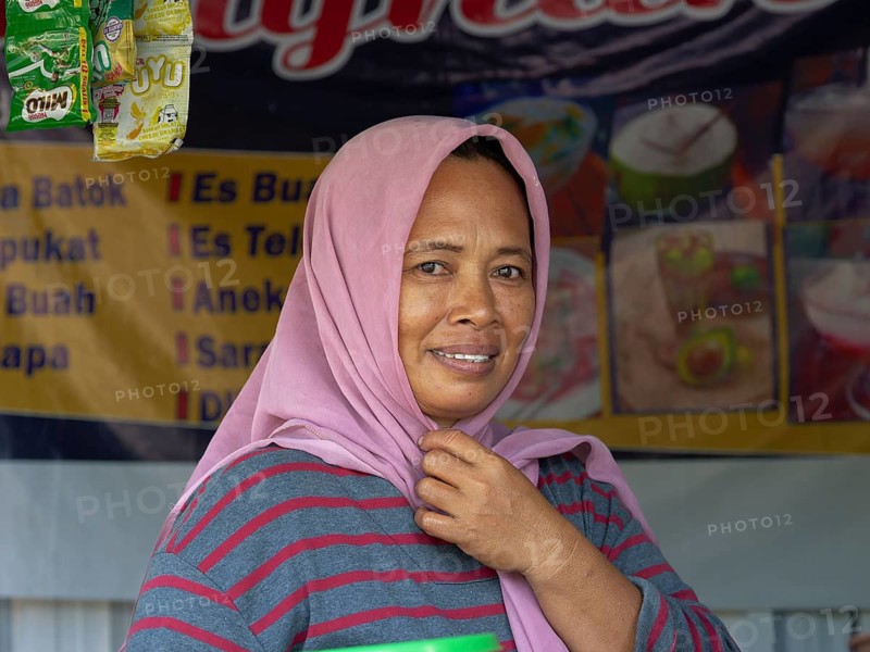 Muslim woman with headscarf smiling, Sulawesi, Indonesia