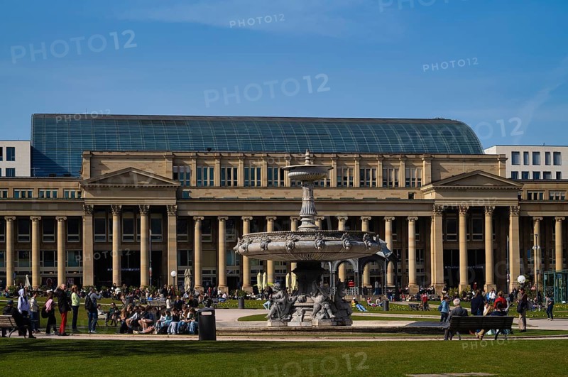 People, passers-by, Schlossplatz, fountain, behind Königsbau, Schlossplatz, Stuttgart, Baden-Württemberg, Germany