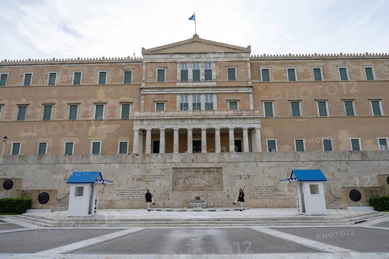 Athens, Greece. April 24th 2025. Changing of the Evzones Military Guard at the Tomb of the Unknown Soldier in front of the Hellenic Parliament, Athens, Greece