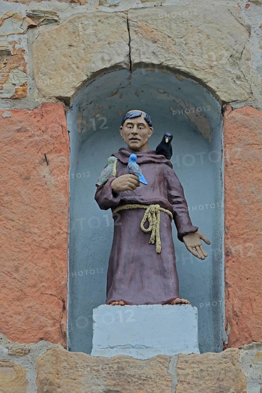 St Francis of Assisi, St Francis, saint, medieval monk with bird figures, bird sermon, sermon, detail, sculpture, Werther Tor tor, Bad Münstereifel, Ahrgebirge, Eifel, North Rhine-Westphalia, Germany