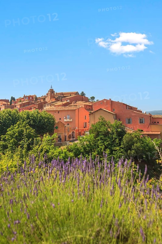 View of Roussillon, Luberon, Département Vaucluse, Provence-Alpes-Cote dAzur, France