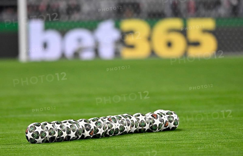 Adidas match balls lying in a row on the grass, behind them perimeter advertising bet365 Sportwetten, UEFA Champions League Allianz Arena, Munich, Bavaria, Germany