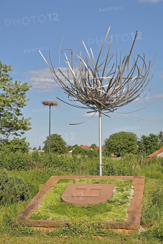 Sculpture Stork's Nest by Karl-Heinz Zwick 2001, modern art, abstract art, metal sculpture, stainless steel, shiny, fronds, sheet metal, stripes, city coat of arms, Bornheim, Südliche Weinstraße, Rhineland-Palatinate, Germany