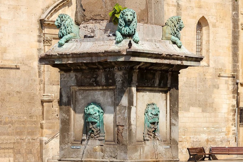 Fountain on the Place de la Republique, Arles, Département Bouches-du-Rhône, Provence, France