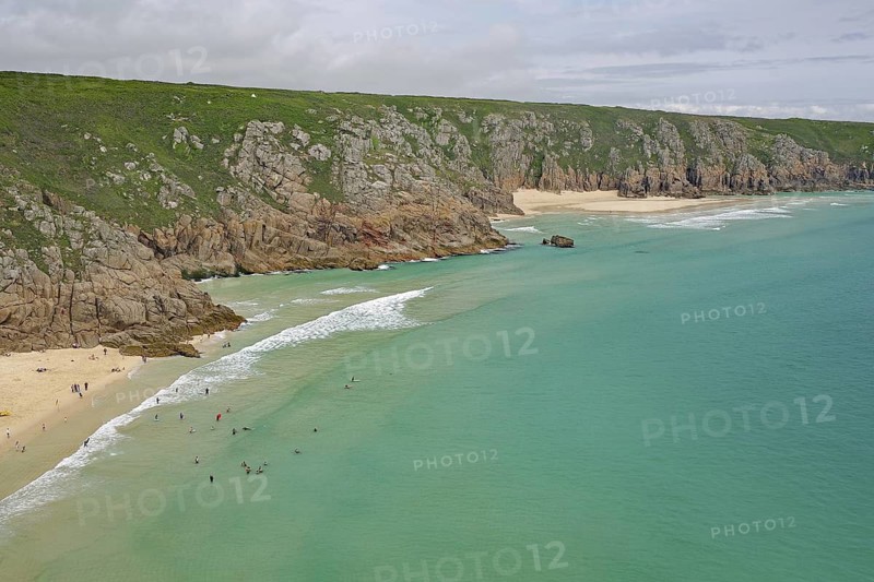 Wunderschöner Sandstrand an türkisfarbenem Meer mit umgebenden Klippen, Porthcurno, St Levan, Cornwall, Großbritannien