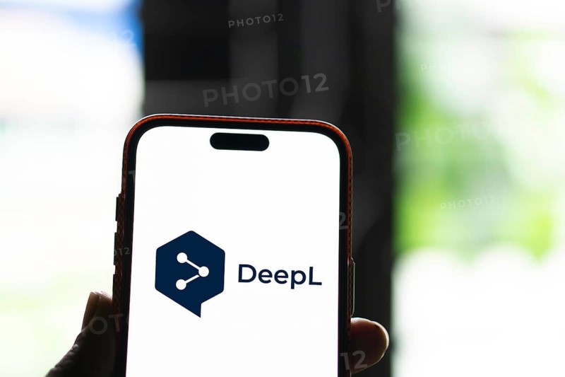 deepl logo is displayed on smartphone