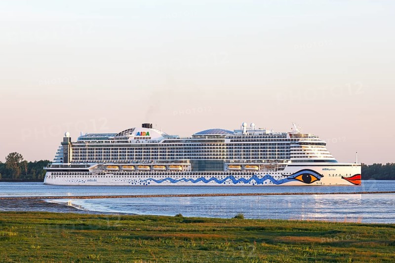 Cruise ship AIDA Prima leaving the harbour of Hamburg on the river Elbe in the evening light, Wedel, Schleswig-Holstein, Germany