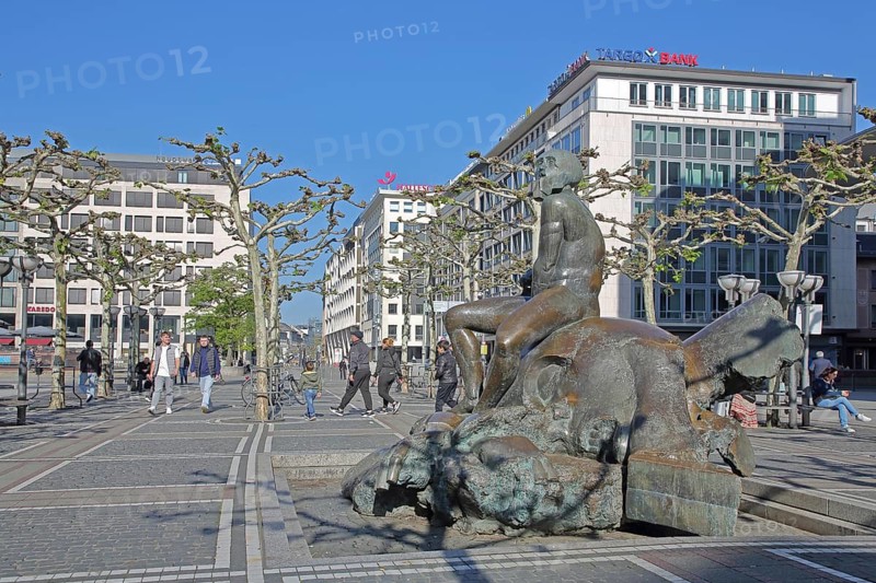 Sculpture David and Goliath by Richard Hess 1983, bronze sculpture, lying, big, head, symbol, size comparison, small against big, strong against weak, winner, loser, pedestrian zone, Zeil, city centre, Frankfurt am Main, Hesse, Germany