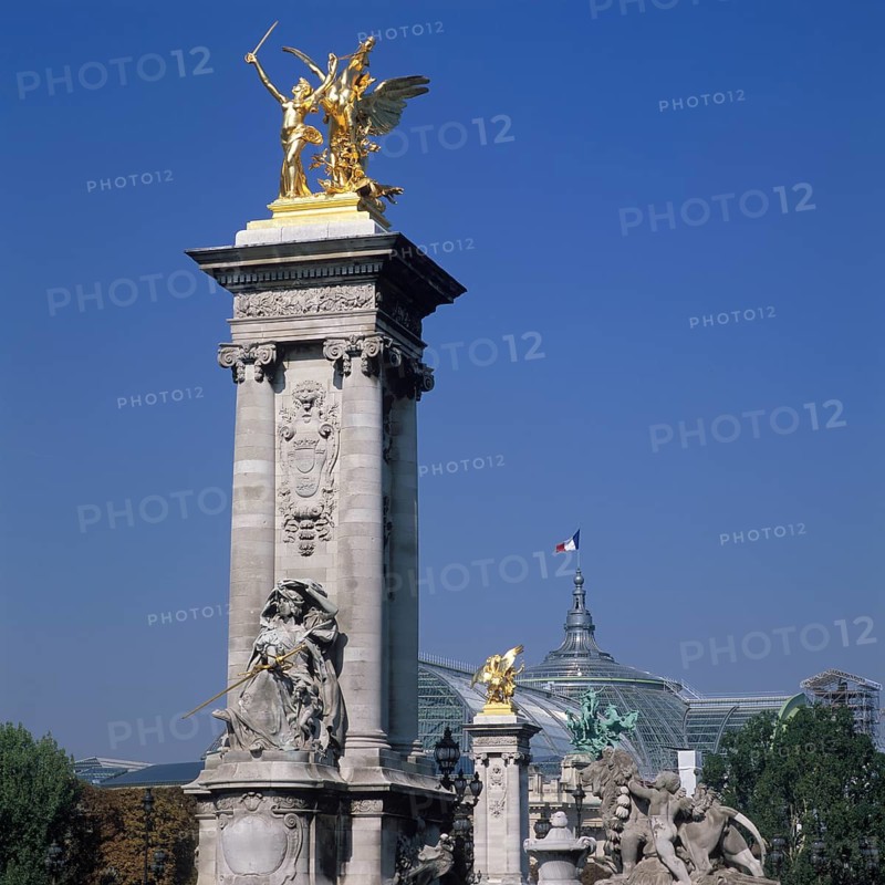 Der geflügelte Pegasus der von einer Fama, der Göttin des Ruhmes, gezügelt wird, dahinter das Grand Palais, Pont Alexandre III, Paris, Frankreich