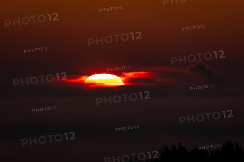 From the so-called Malerblick in Kronberg im Taunus, you can watch the sun break through the fog and cloud cover that shrouds the Rhine-Main region in the morning. Kronberg, Malerblick, Hesse, Germany