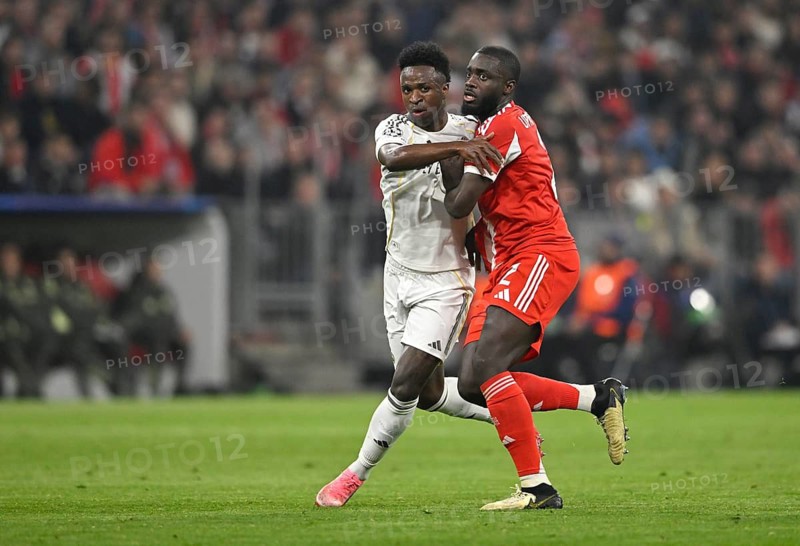 Duel, action Vinicius Junior Real Madrid (07) vs Dayot Upamecano FC Bayern Muenchen FCB (02) Soccer UEFA Champions League CL Allianz Arena, Munich, Bavaria, Germany