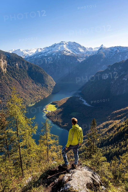 Mountaineers at the Archenkanzel viewpoint, panoramic view of the Königssee, autumn forest and snow-covered mountains, Berchtesgaden National Park, Berchtesgadener Land, Upper Bavaria, Bavaria, Germany