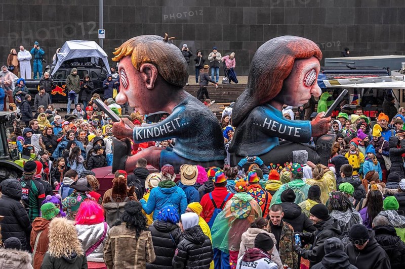 Rose Monday procession in Düsseldorf, theme car by wagon manufacturer Jacques Tilly, topic of smartphone addiction among children and adolescents, North Rhine-Westphalia, Germany