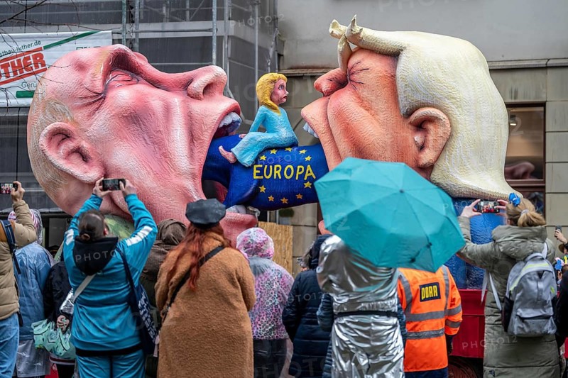 Rose Monday procession in Düsseldorf, theme car of wagon maker Jacques Tilly, Putin and Trump eat Europe, North Rhine-Westphalia, Germany