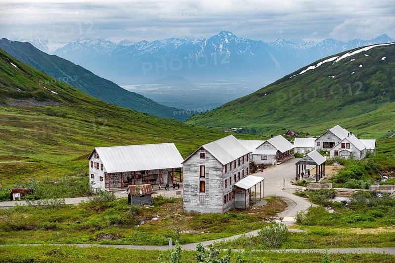 Building of the former Gold Mine Independence Mine in mountainous landscape, Independence Mine State Historical Park, Hatcher Pass, Talkeetna Mountains, Alaska, USA