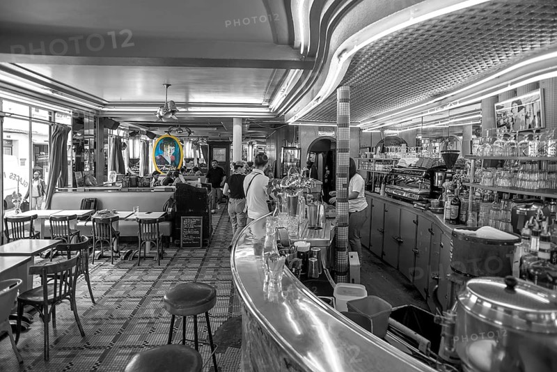 Café des Deux Moulins, filming location of the movie The Fabulous World of Amélie, 15 Rue Lepic, black and white, Paris, France
