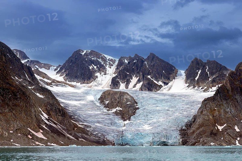 Mountains and glacier debouching in Hamiltonbukta, Hamilton Bukta, part of Raudfjord, Raudfjorden on Svalbard, Spitsbergen in summer, Norway
