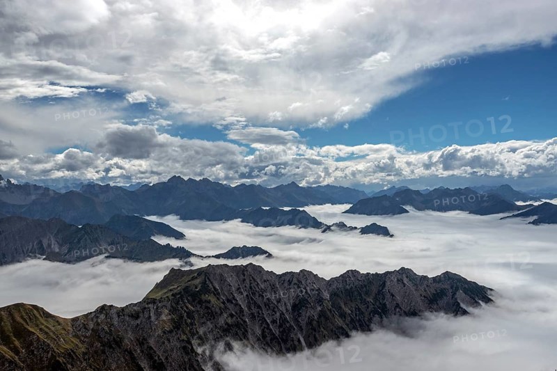 View from the Nebelhorn summit to mountains of the Allgäu Alps, mountains rising from fog in the valley, Oberstdorf, Oberallgäu, Allgäu, Bavaria, Germany