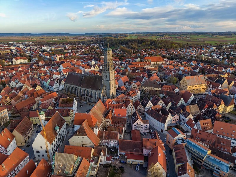 Aerial view of the historic old town of Nördlingen with the church of St. Georg and the 90-meter high church tower, called Daniel, Donau-Ries district, Nördlinger Ries, Bavaria, Germany