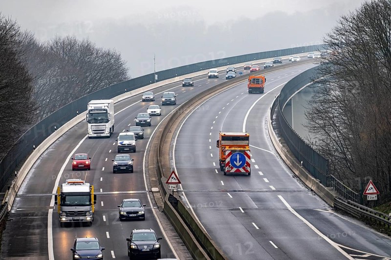 Closure of the A52 motorway, between AK Breitscheid and AS Kettwig, in the direction of Essen, a transitional structure where the roadway merges with the Ruhr Valley Bridge is damaged and must be renewed, how long the repair will take is still unknown, the consequences are long traffic jams and delays for car drivers, the bridge is used daily by more than 80, 000 vehicles and is to be replaced in the long term, it was completed in 1966, it is the longest Steel road bridge in Germany