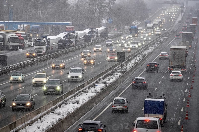 The onset of winter in North Rhine-Westphalia, heavy snowfall, A3 motorway near Hilden, near Ohligser Heide rest area, snow-covered roads, traffic is sometimes just slowing down, North Rhine-Westphalia, Germany