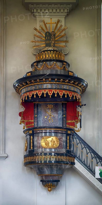 Innenaufnahme, Kanzel der 2025 renovierten Pfarrkirche St. Stephan, Kirche St. Stefan, Sempach, Kanton Luzern, Schweiz