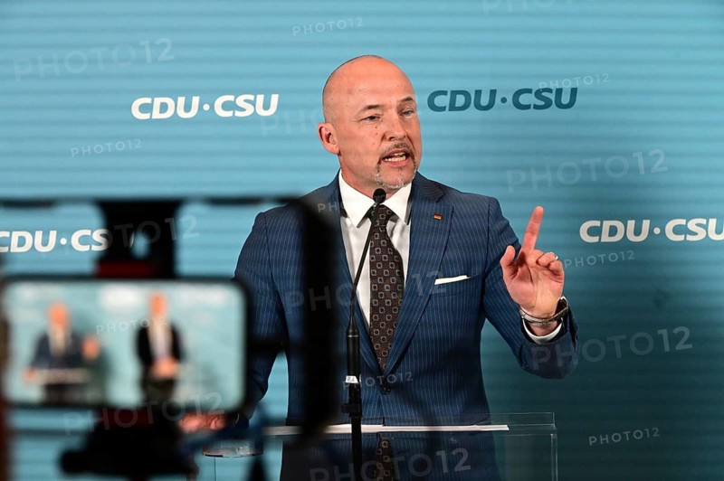 Tuesday statement by the CDU-CSU parliamentary group in the Bundestag: parliamentary group leader Jens Spahn (CDU) and Alexander Hoffmann (CSU) explain their positions on current topics of the session week, pictured here is Alexander Hoffmann