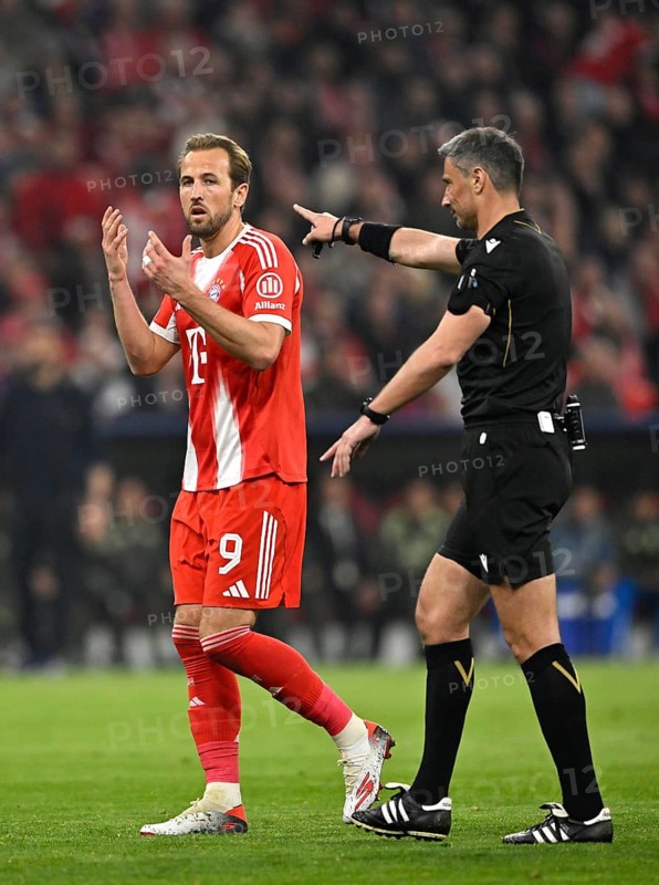 Referee Referee Slavko Vincic (SVN) Gesture Gesture Harry Kane FC Bayern Muenchen FCB (09) Football UEFA Champions League CL Allianz Arena, Munich, Bavaria, Germany