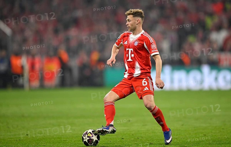Joshua Kimmich FC Bayern Munich FCB (06) Action on the ball Football UEFA Champions League CL Allianz Arena, Munich, Bayern, Germany