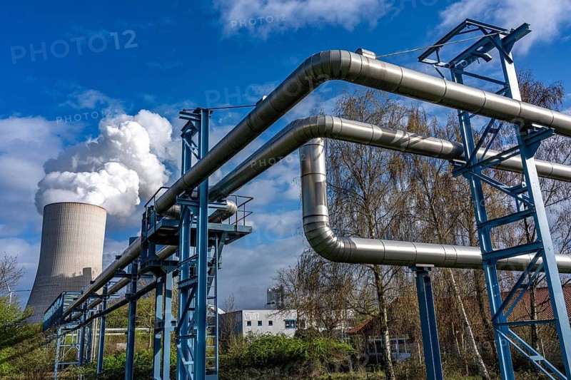 The UNIPER Datteln 4 coal-fired power plant, power plant block and cooling tower, cogeneration, generation of electricity and district heating, district heating lines, transport district heating via a district heating line to Recklinghausen, over 100, 000 households in Datteln and Recklinghausen are thus supplied with district heating, the power plant is one of the 10 largest cogeneration plants in Germany