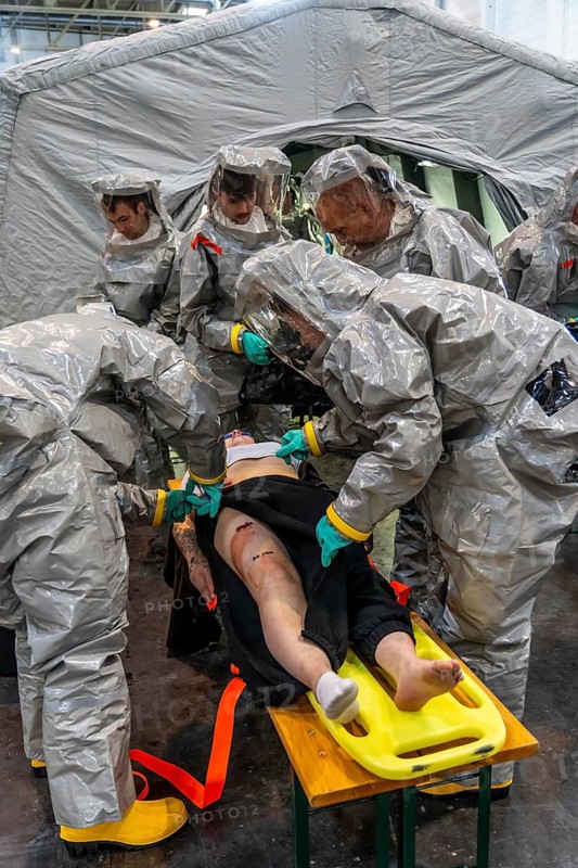 Decontamination of injured persons after an assumed accident involving hazardous substances, fire brigade and aid organisations practise setting up and operating a decontamination station, injured persons are sighted and then washed in a special shower tent to remove possible hazardous substances and chemicals in order to avoid further injuries, the emergency services wear special, ventilated protective suits, large-scale exercise by the Essen fire brigade